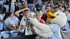Aficionados del Celta, con la mascota del club, Chi�o, en el anterior partido en casa de la Europa League, frente a la Juventus.