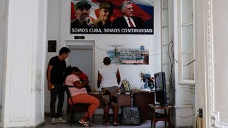 Ciudadanos cubanos esperan en una oficina del Ministerio de Finanzas y Precios, en La Habana