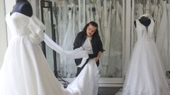 Magdalena Rodrguez muestra uno de los nuevos diseos de la coleccin de novia