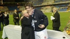 Gudelj recibe el cari�o de Alvarito en los proleg�menos del partido