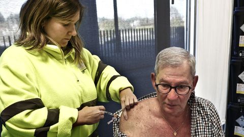 Un hombre, vacunndose el pasado viernes de la gripe y el covid en el hospital lvaro Cunqueiro.