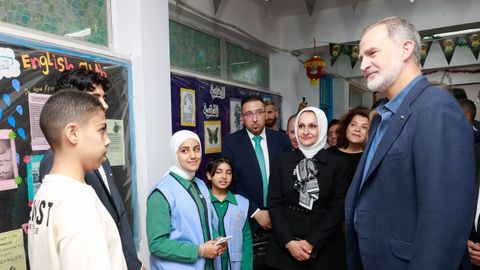 El rey Felipe VI y el prncipe Faisal bin Al Hussein de Jordania visitan el campo de refugiados de Baqa'a.