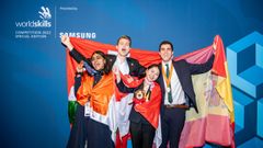 Sergio Mart�nez (primero por la derecha), del CIFP Manuel Antonio, con la medalla de bronce que gan� en el WorldSkills, la competici�n mundial de habilidades de formaci�n profesional