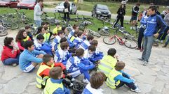 Javier G�mez Noya (a la derecha) ya comparti� su tiempo con los ni�os de la escuela del Triatl�n Ferrol otras veces