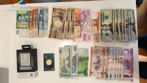 Parte del dinero incautado a los miembros de la trama desarticulada.