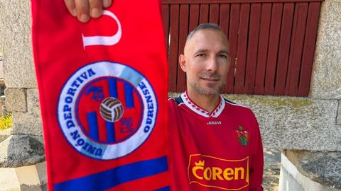 David Ferreir, con camiseta del CD Ourense y bufanda de su heredero