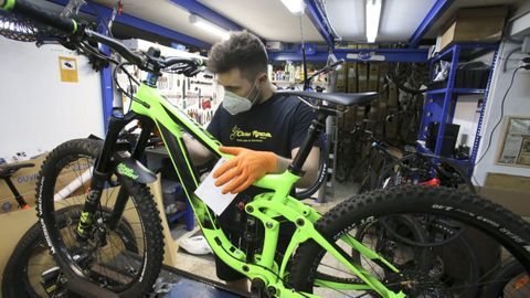 Taller de reparación de bicicletas de Ciclos Roca, en Ferrol