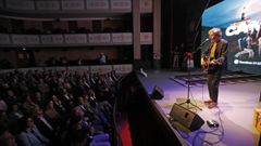 Xoel L�pez interpret� la canci�n de la campa�a en el Teatro Principal de Ourense.