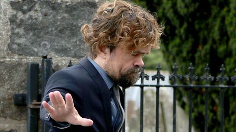 Peter Dinklage, a su llega a la iglesia. 