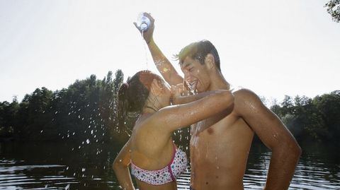 J�venes refresc�ndose en el Mi�o a su paso por Lugo.