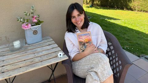 Alba Formoso Ramos, con su obra, publicada en el mes de marzo 