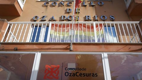 O logo municipal, co nome unido e sen gui�n, na Casa do Concello de Oza Cesuras.