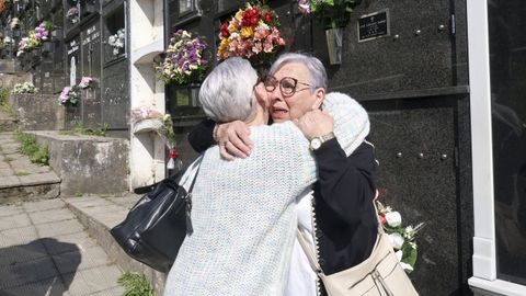 Josefina Carballeira abraza a una vecina frente al nicho de su marido, donde estuvieron horas esperando por un enterrador que nunca lleg�.