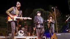 La banda actu sobre un modesto palco en la Porta do Sol.