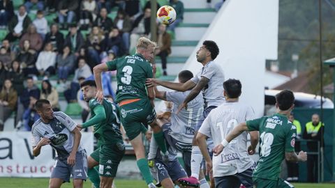 Pugna entre Lhor y Pujol en un lance areo en el derbi disputado en Espiedo.