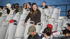 Susi Otero Acu�a, en pie, en uno de sus barcos, que este martes navegaba con turistas hacia las isla de Ons.
