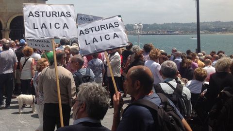 Movilizaci�n de Asturias Laica frente a San Pedro