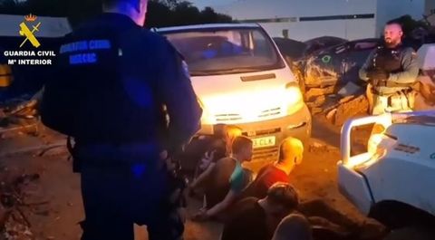 Imagen facilitada por la Guardia Civil, cuyos agentes detuvieron a cinco personas por robar un contenedor con 200 llantas que haba arrastrado la corriente en Ribarroja