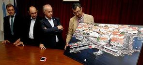 Momento de la entrega de la foto de agradecimiento de Javier Guill�n al Concello de Vilanova.