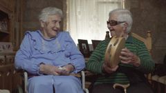 Victorina de Vilar (informante de Doroth�) e Mar�a de Fet�s, ambas de Carnota, nun fotograma do documental