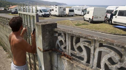 Autocaravanas en el aparcamiento a la puerta de casa de Iago