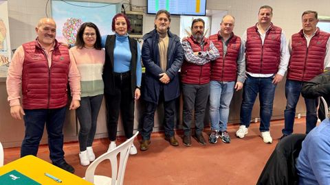 Las integrantes de la comisi�n de fiestas del Pilar y la Patrona de Ortigueira fueron las encargadas de organizar el torneo, de la mano del colectivo naron�s Musnar, pieza clave en la log�stica de la prueba. Contaron con la colaboraci�n del Concello (en la foto, el alcalde)