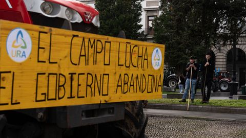 Varios ganaderos protestan por las calles.