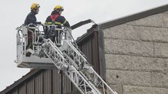 Bomberos de Ferrol retiran una chapa suelta por el temporal en FIMO. 