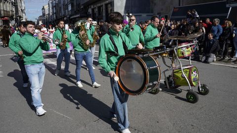 El multitudinario desfile escolar de entroido de Xinzo llen las calles del municipio