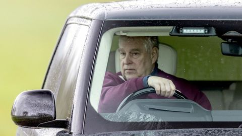 El expr�ncipe Andr�s, conduciendo por Windsor esta misma semana.