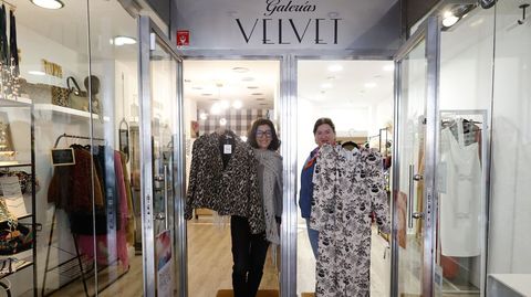 Galerías Velvet es la unión de dos tiendas de Pontevedra, Nalatcha, de vestidos de fiesta, y Magdalena Salá, de complementos.