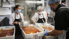 El comedor de C�ritas ofrece unos 400 men�s diarios