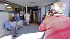 El PAC de Baltar, en Sanxenxo, es uno de los nueve del �rea sanitaria de Pontevedra. En la imagen, usuarios el pasado 19 de agosto