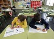 A las tres aulas de tercero de primaria del colegio P�o XII acudieron 27 de 75 ni�os. 