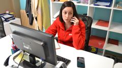 Una de las profesionales de Igaxes atiende el tel�fono de apoyo