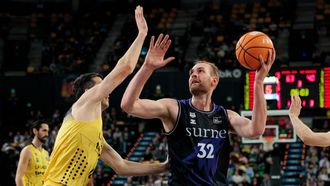 Hlinason trata de anotar defendido por Shermadini en el Bilbao-Tenerife.