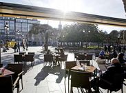 <span lang= es-es >Jornadas soleadas</span>. El inicio de enero est� ofreciendo im�genes como esta, con personas que aprovechan el buen tiempo para sentarse en terrazas como las de la Praza Maior de Lugo.