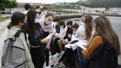 Alumnos de Viveiro repasando las asignaturas poco antes de entrar en el examen de selectividad del curso pasado