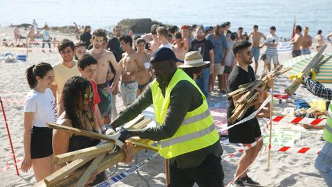 A media tarde ya se empez� a bajar la madera a Riazor y Orz�n, en A Coru�a.