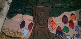 <span lang= es-es >Una parte de la obra</span>. La creaci�n de Isa Fern�ndez simula una feria, resguardada por un enorme �rbol. Del otro lado, un reloj de grandes dimensiones, emulando el Concello. No faltan las caras, a modo de gente. En definitiva, un mural muy adecuado por su tem�tica para el lugar que va a ocupar. 