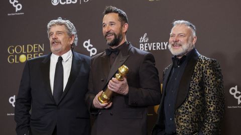 John Wells, R. Scott Gemmill y Noah Wyle posan con el premio a Mejor Serie de Televisi�n Dram�tica por �The Pitt�