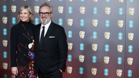 Sam Mendes y su esposa, la int�rprete de m�sica cl�sica Alison Balsom, en la alfombra roja. Mendes compite con su filme �1917�