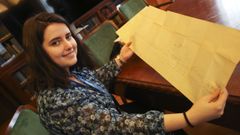 Raquel Bazán muestra un plano antiguo de un barco en la biblioteca del astillero de Ferrol.