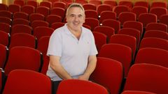 Julio L�pez posa no patio de butacas do auditorio burelao, onde este s�bado dar� o preg�n das festas patronais