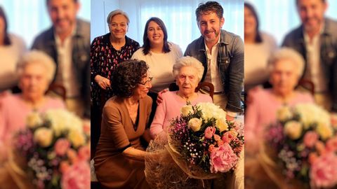 El alcalde de Porto do Son, Luis Oujo, le entregó un ramo de flores a Teresa Blanco Alvite por su cien cumpleaños.