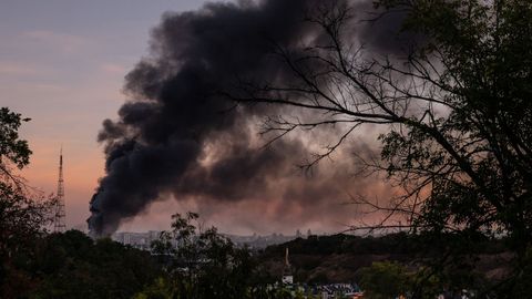 Humo sobre el cielo en Kiev, tras los ataques de misiles y drones rusos