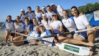 El equipo femenino de Traineras del Salgado Perillo durante uno de sus entrenamientos en Santa Cristina