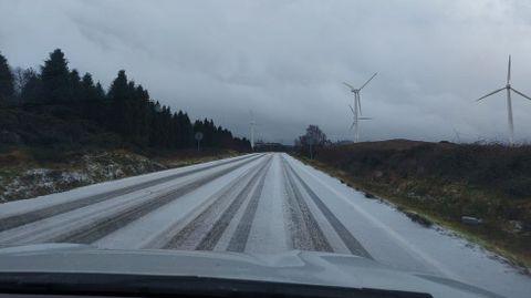 Granizo sobre la calzada de la AC-101, el t�rmino municipal de Ma��n.