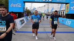 Participantes de la C10 cruzan la l�nea de meta.