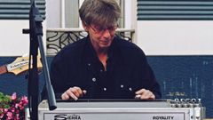 �lvaro Lamas, al frente de su m�tica steel guitar